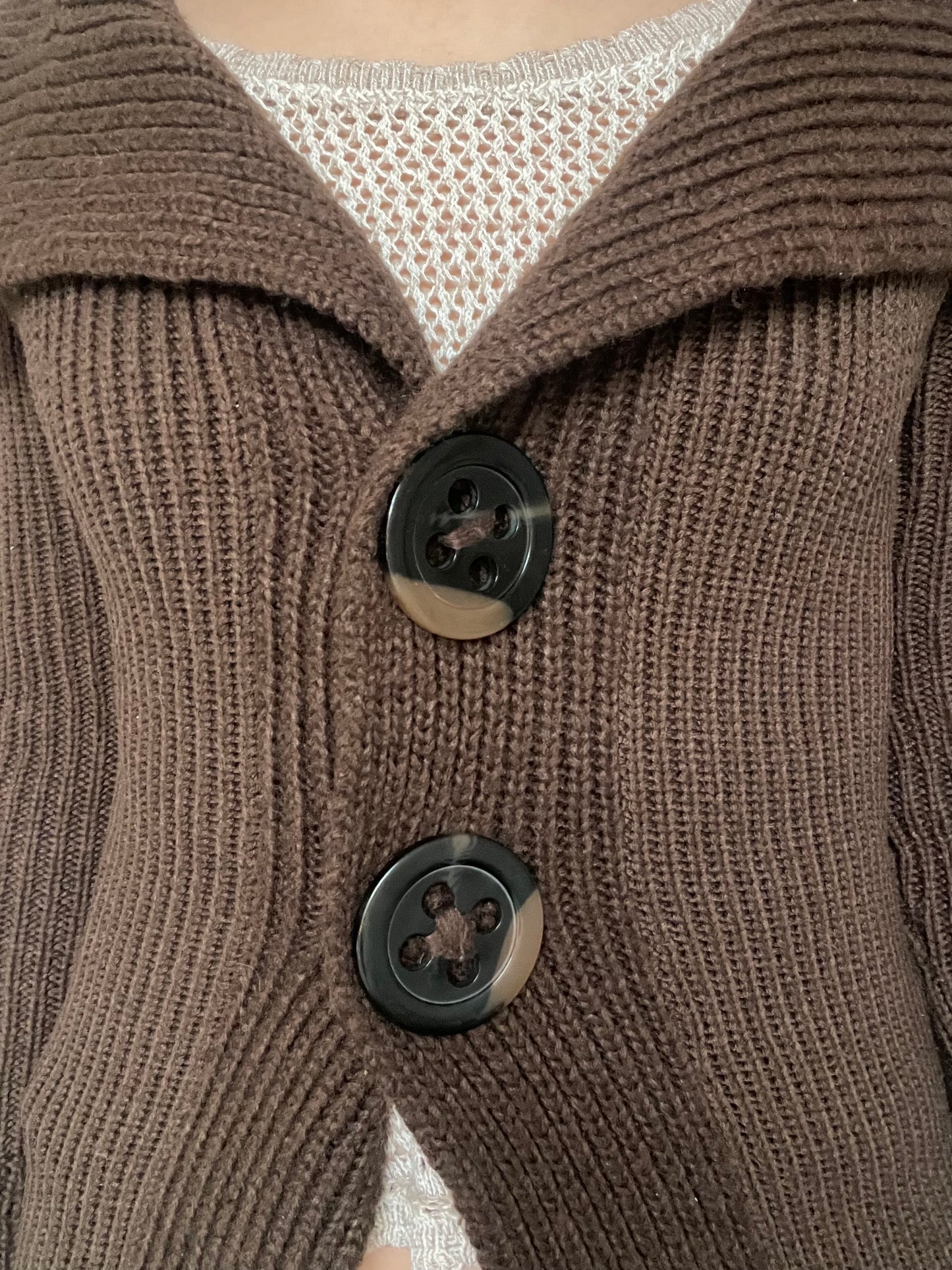 Strickjacke mit großen Knöpfen