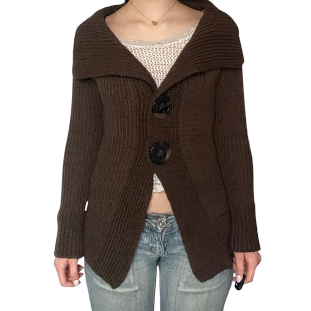 Strickjacke mit großen Knöpfen